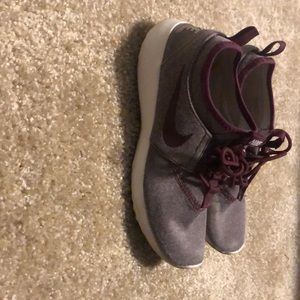 Maroon Nike shoes Size 8.5